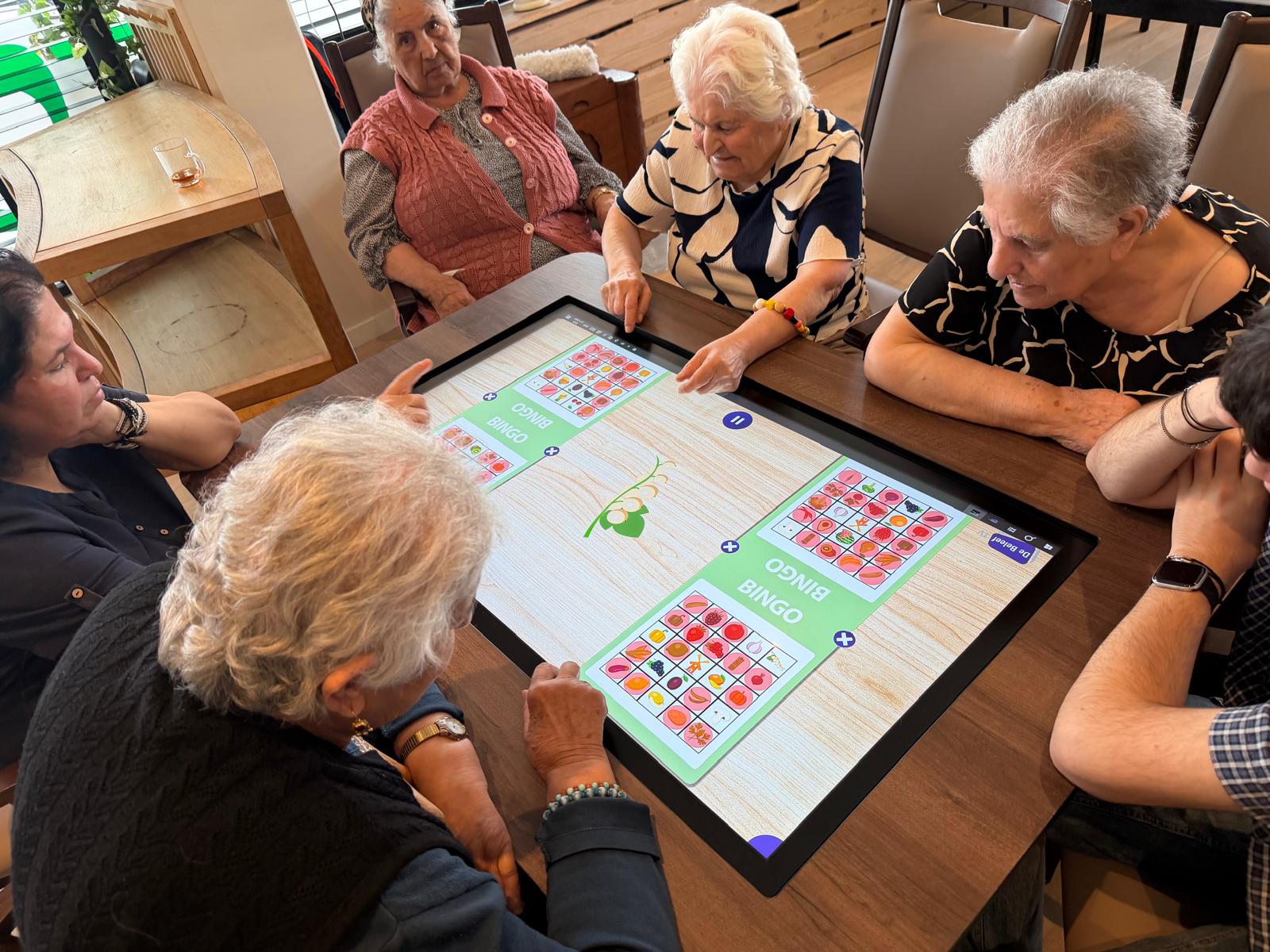 Deelnemers spelen samen een spel op de BeleefTV
